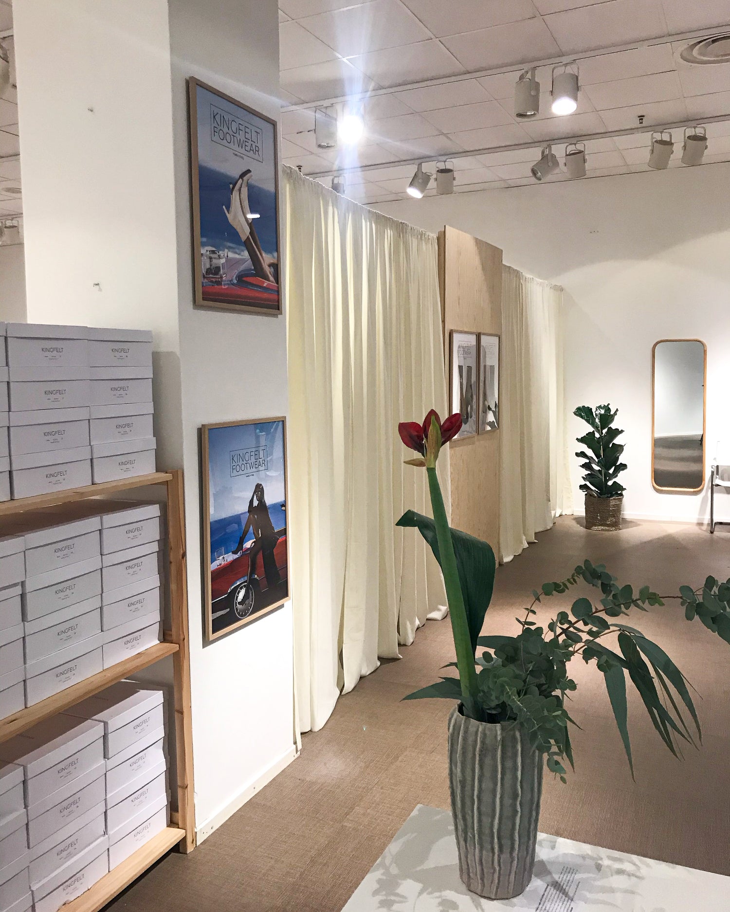 Kreativ space för KINGFELT FOOTWEAR. Våra fina vita skoboxar med vår varumärkeslogga. Creme vita sammets gardiner med träinslag och gröna växter. Pop-up butik i köpcentrum Linden Norrköping.