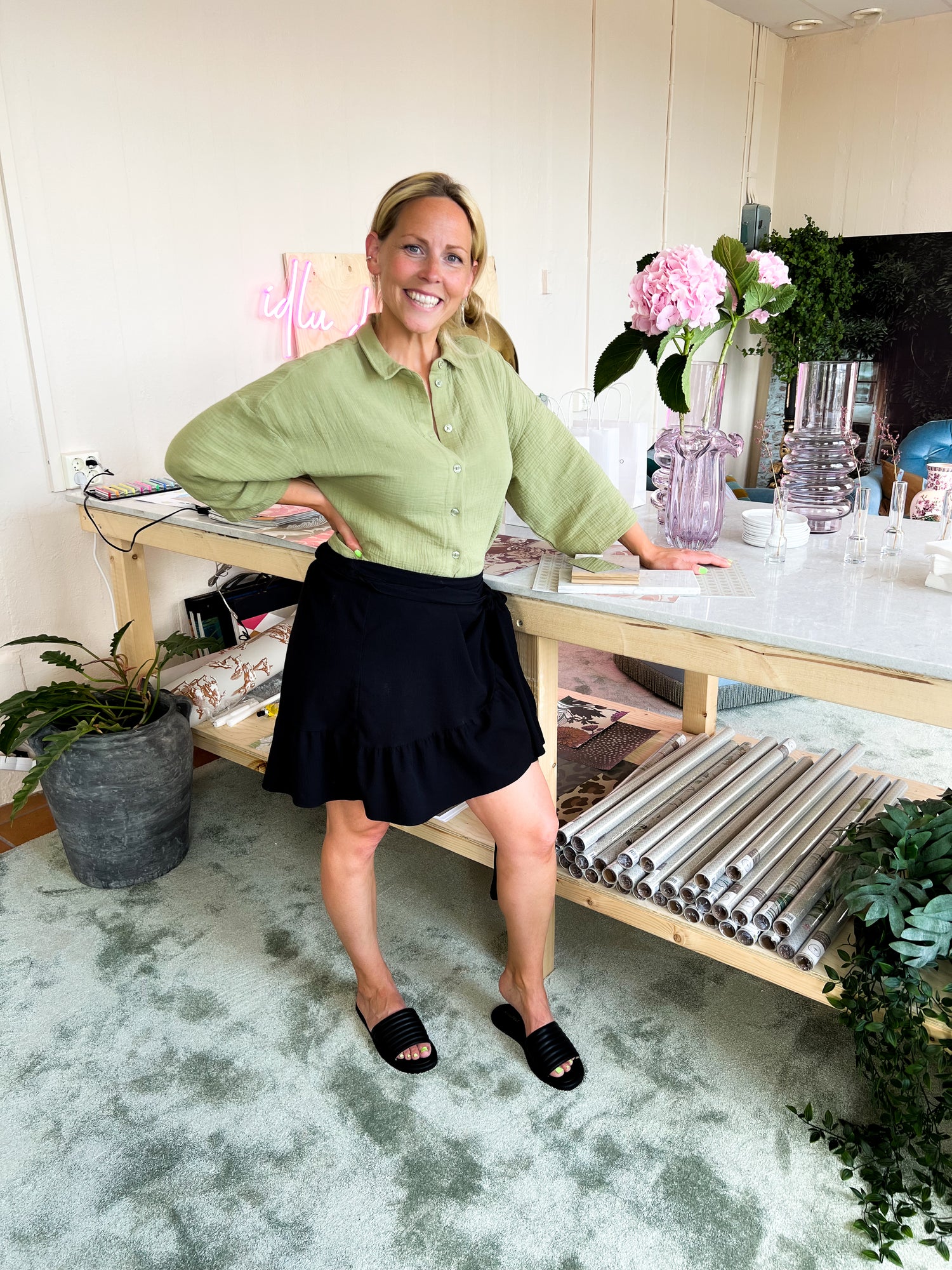 Kreatören IDLU står i sin designstudio i Västervik bärandes KINGFELT FOOTWEAR. Slip-in sandaler tillverkade av mjukt kalvskinn från Italien.