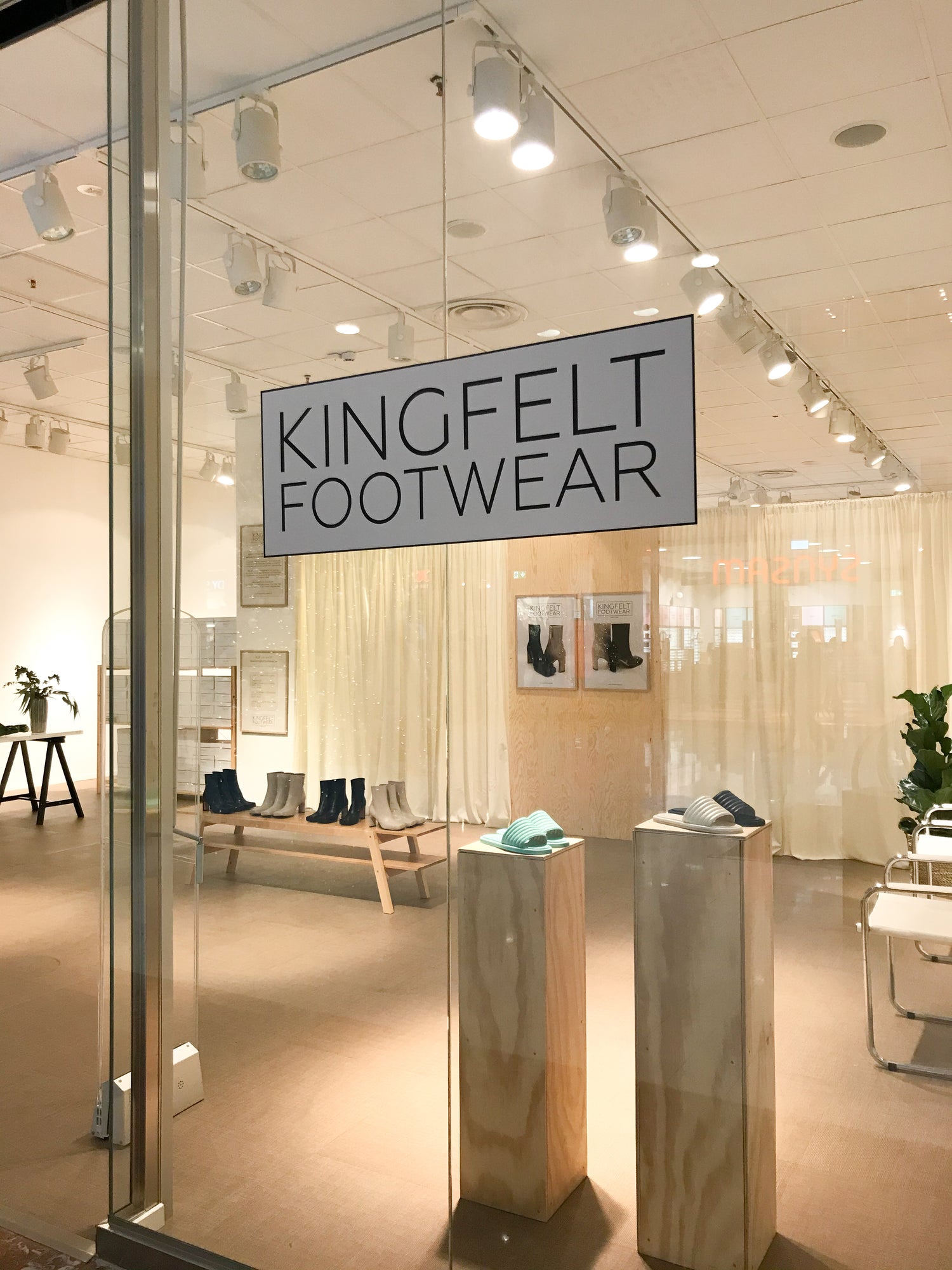 Concept store för KINGFELT FOOTWEAR. Naturliga och jordnära färger för en mjuk och välkomnande miljö. Sammetsgardiner som skärmar av lokalen tillsammans med rå plywood och trä interiörer mixas med stålstolar och vit skinn.