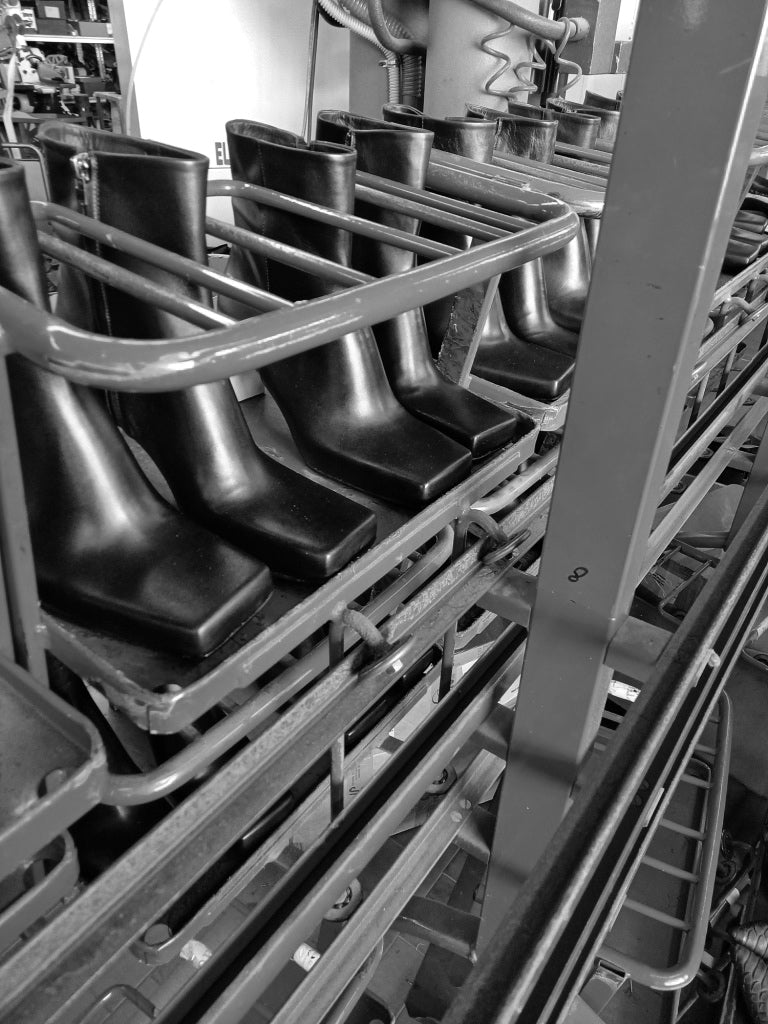 Kingfelt Footwears svarta skinnstövletter med kantig tå och hög klack är klara för att packas ned i våra hållbara skolådor. På produktion i vår fabrik Civitanova Marche.