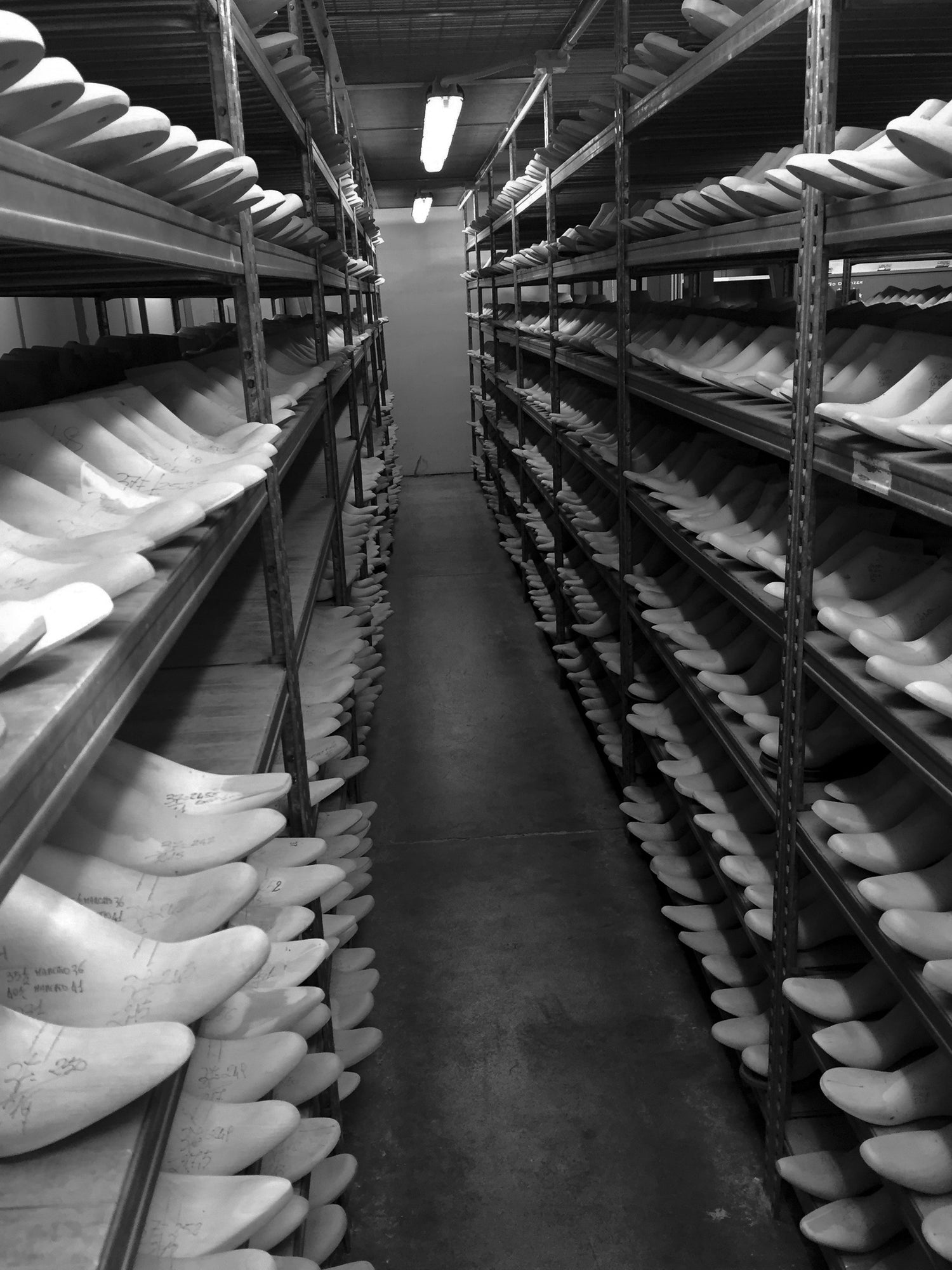 Kingfelt Footwears grundare på besök i en shoe last, sko sist, fabrik i Civitanova Marche Italien.