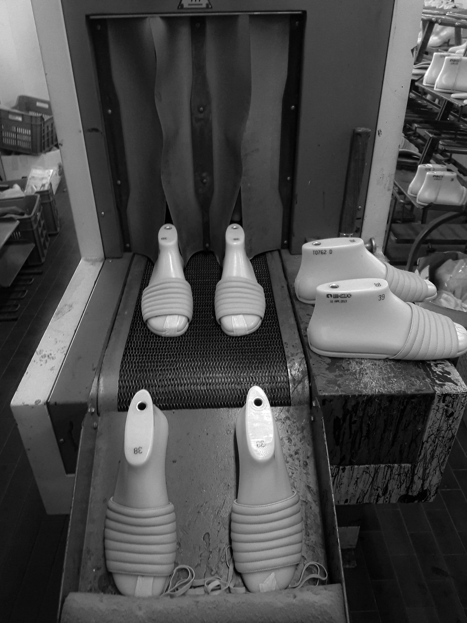 Våra mintgröna slip-in skinnsandaler i kalvskinn på rullband i fabriken. Redo att packas ned och skickas med tåg och lastbil till Sverige.