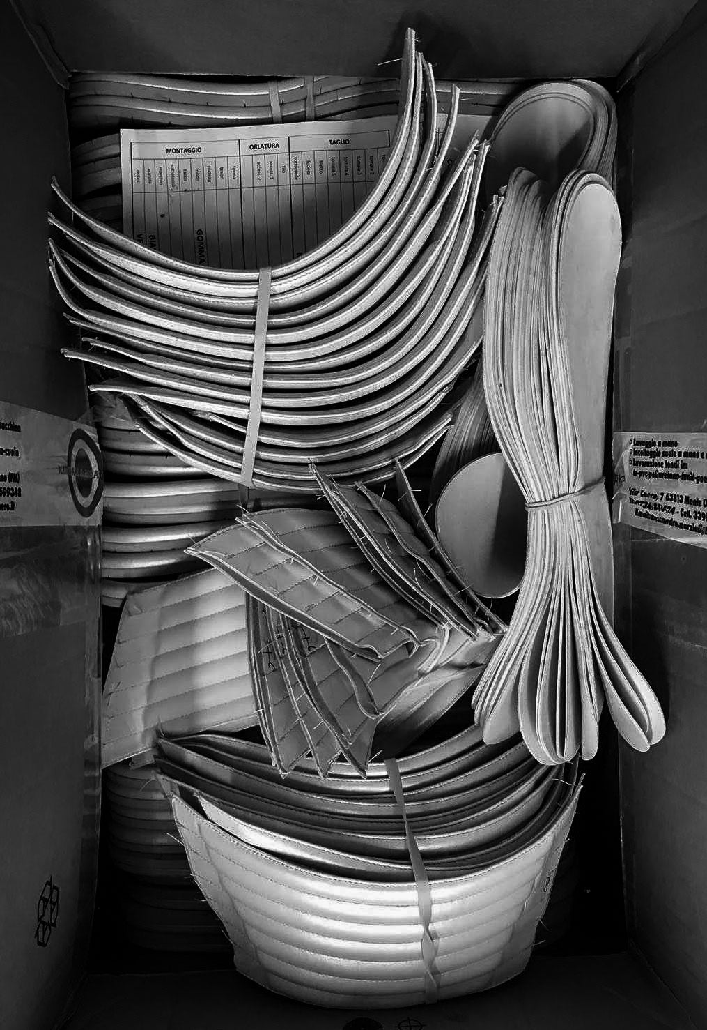 Handsydda ovandelar till våra hållbara skinnsandaler Coco hos produktion. Tillverkade av kalvskinn, nappaskinn och innerfoder av get.