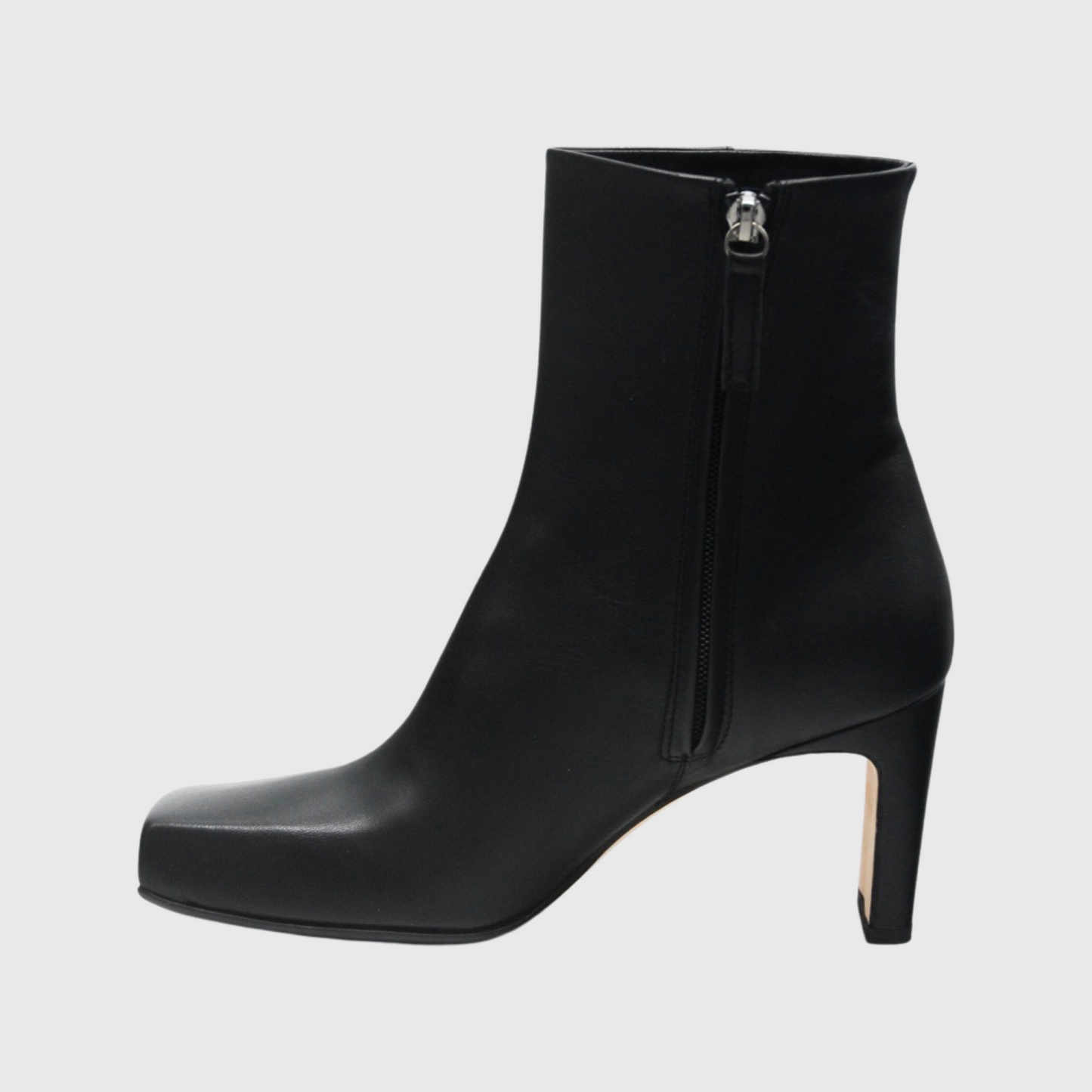 Kantig tå svart skinnstövlett i mjukt nappaskinn, handgjorda i Italien. Square toe ankle boots som synts från innersidan. Dold dragkedja med silvrig dragare. Skinnklädd lucy klack och man skymtar vero cuoio sulan under till.