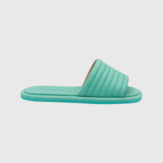 Ljus mintgrön slip-in sandal av mjukt kalvskinn. Handgjorda och tillverkade i Italien. Sansal från sidan med öppen tå och häl med extra dämpning för bästa komfort, varumärkesloggan syns svagt på hälen KINGFELT.
