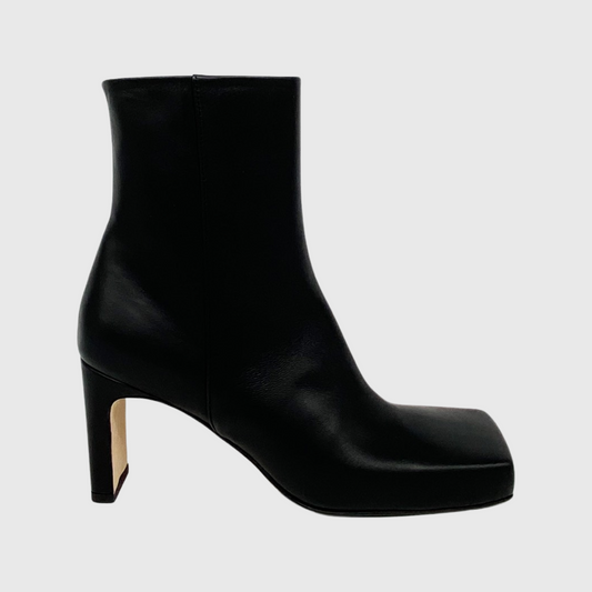 Svart skinnstövlett med kantig tå. Fyrkantig tå stövlett i nappaskinn, tillverkade i Italien. Small klack med vero cuoio sula. Ankle boots med dold dragkedja.