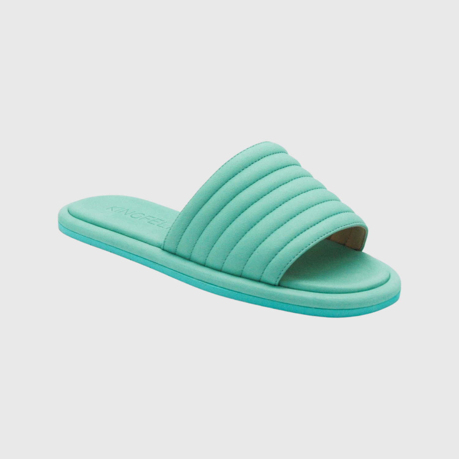 Mintgröna slip-in sandaler i kalvskinn. Öppen tå och en mjuk ovandel av innerfoder av getskinn. Handgjorda i Italien mot en vit bakgund. Med KINGFELT varumärkeslogga synlig vid hälen. Grön gummisula av giftfritt gummi. 