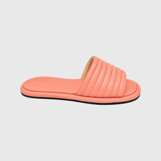 Korallrosa slip-in sandaler i nappaskin. Tillverkade i Italien. Mjuk ovandel med innerfoder av getskin. Öppen tå och varumärkes logga i guld KINGFELT  FOOTWEAR.