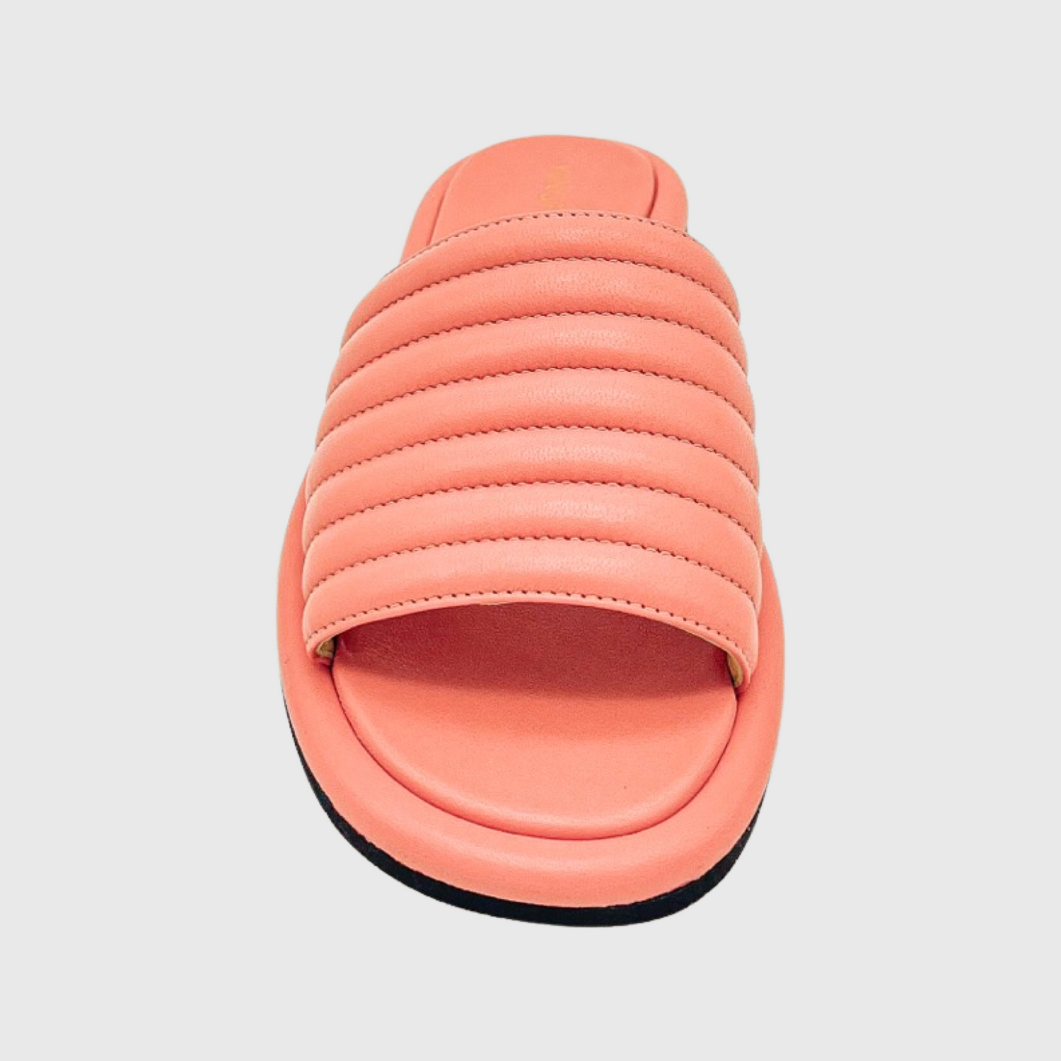 Öppen tå skinnsandal framifrån. Slip-in sandal som påminner om en  hotelltoffla  i 100% nappaskinn med innerfoder av getskinn. Hållbart tillverkade i Italien.