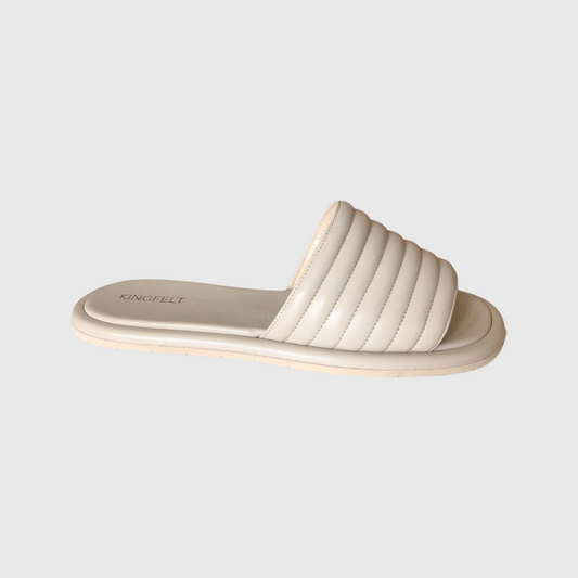 Skinnsandal som påminner om en toffla eller innetoffla i mjukt och slitstarkt nappaskinn. Hållbart tillverkade av hantverkare i Italien . Fantastisk kvalitet med en detaljerad bild framifrån så man ser den öppna tån och ovandelen av fint läder. Innerfoder av getskinn för bästa kvalitet. Köp idag!