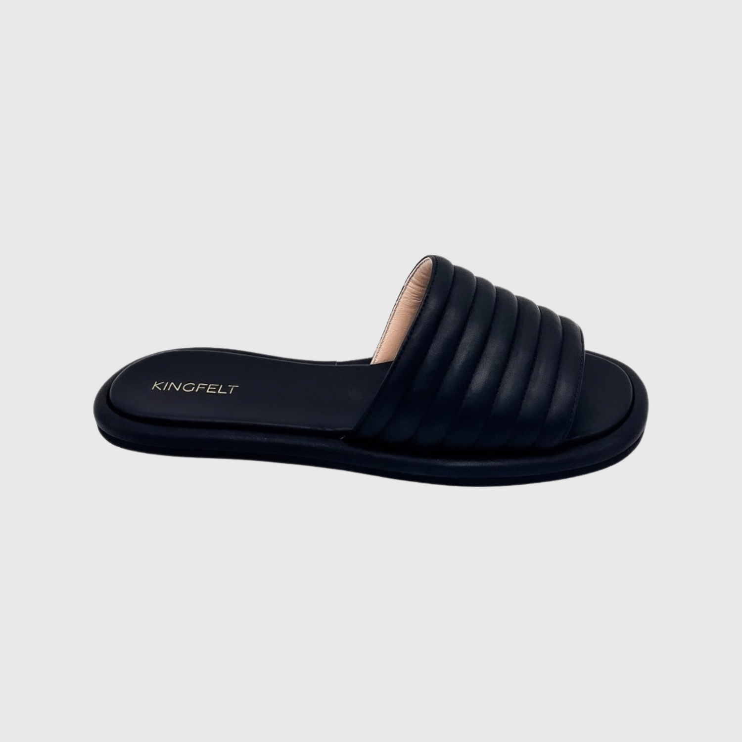 Svart öppen tå sandal i kalvskinn tillverkad i Italien. Slip-in sandal  i svart mjukt kalvskinn med guld logga på hälen av varumärket KINGFELT FOOTWEAR.