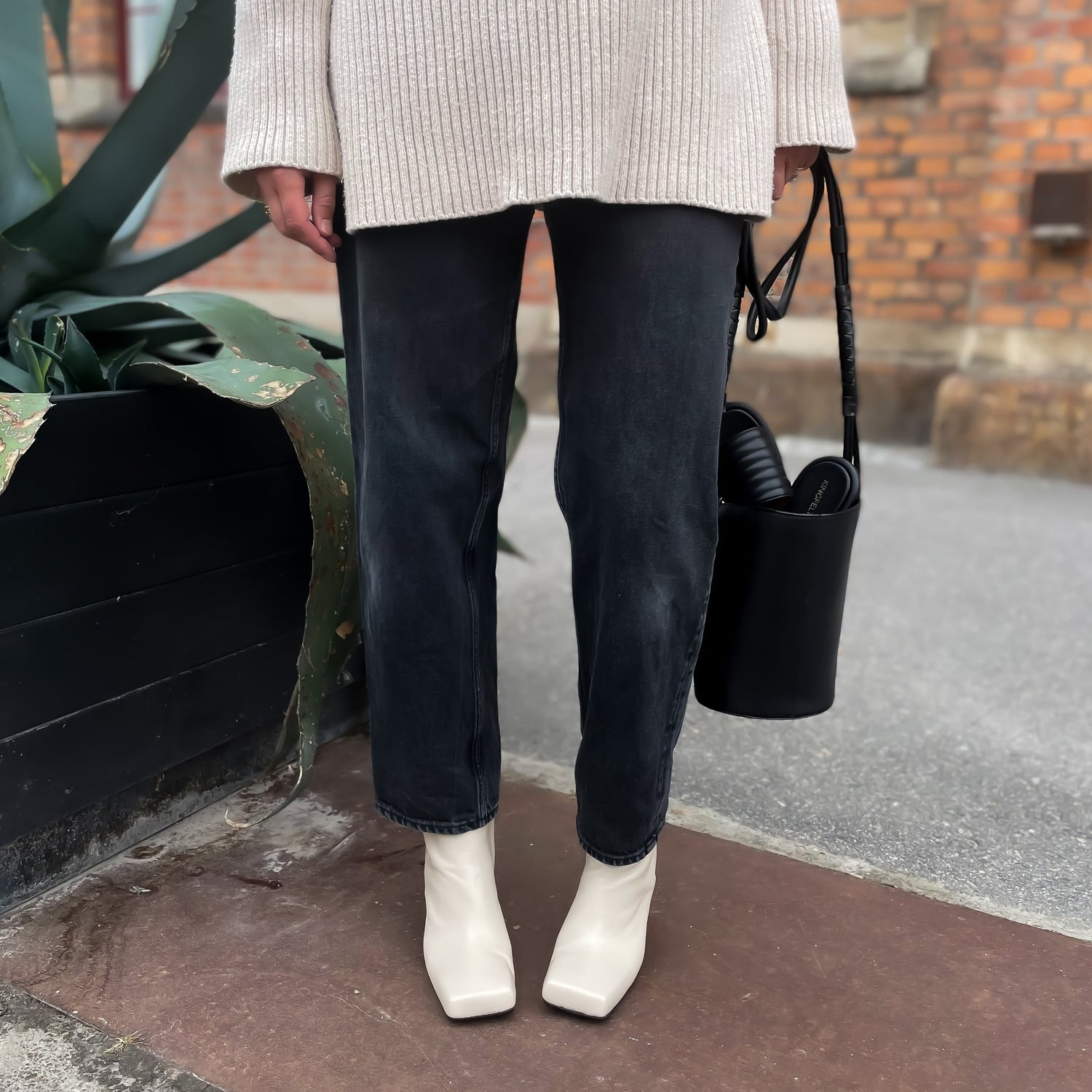 Beiga skinnstövletter med kantig tå eller square toe ankle boots som de även kallas. Tillverkade av ljust beige nappaskinn i Italien.  Designade av KINGFELT FOOTWEAR